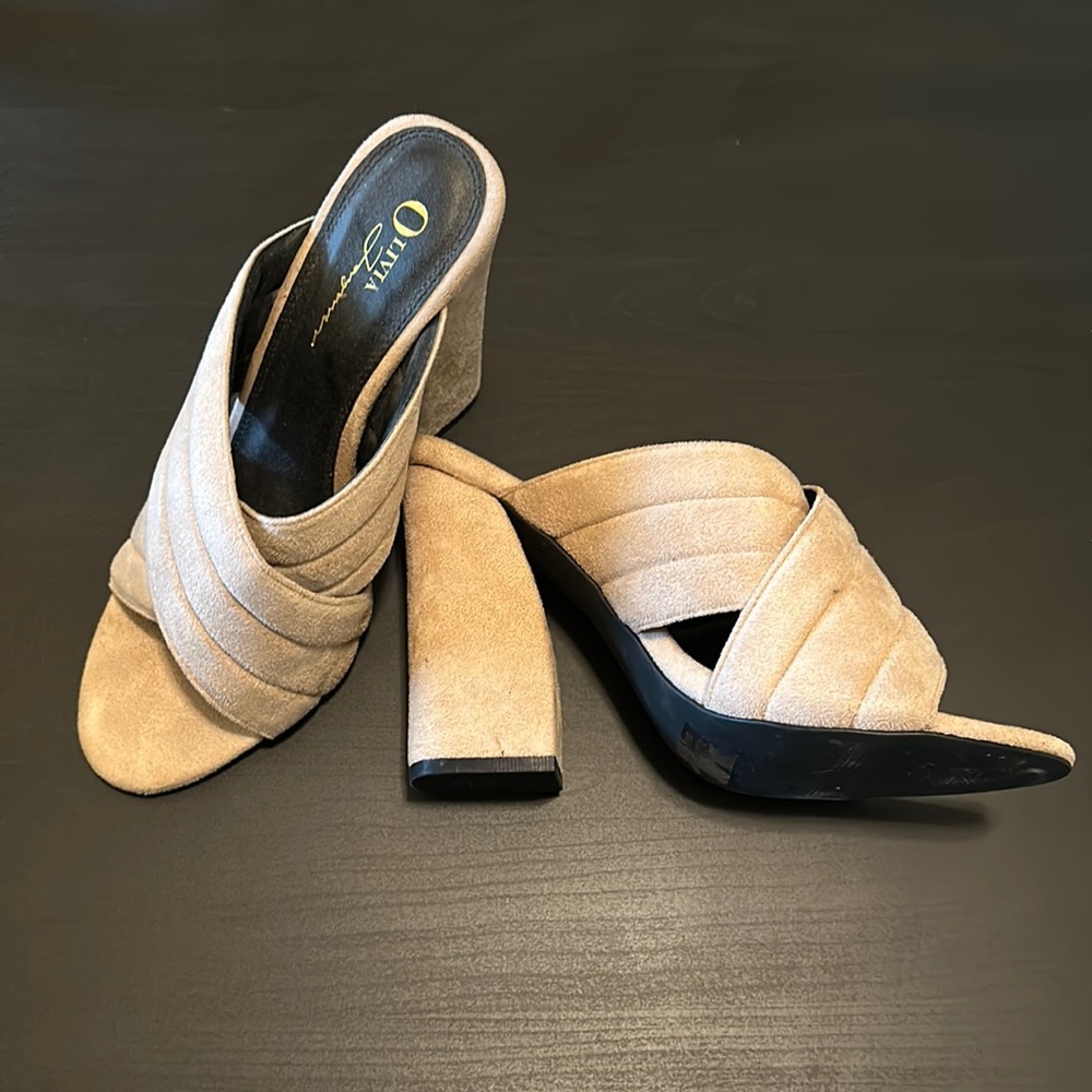 High heel sandals. Velvet material. Nude.